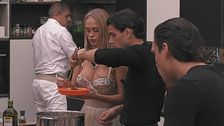 Federica e Giacomo impiattano la cena per i VIP