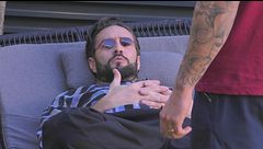 Il dispiacere di Alex per l'allontanamento di Jonathan