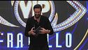 I VIP aprono le buste e svelano il loro contenuto