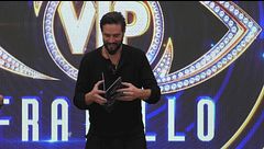 I VIP aprono le buste e svelano il loro contenuto