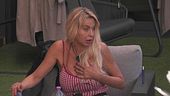 Valeria indispettita per gli schiamazzi notturni
