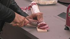 Arrivano i salumi per l'aperitivo dei VIP