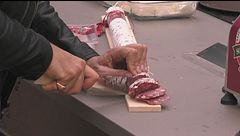 Arrivano i salumi per l'aperitivo dei VIP