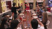 È il momento di brindare tutti insieme: calici alzati nella Casa!