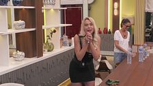 Valeria dà prova delle sue capacità attoriali