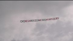 I fan mandano uno striscione per Varsi e Piera