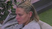 Giulia e Marina criticano l'atteggiamento di Alex