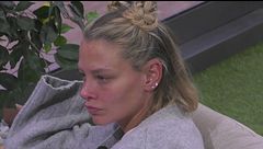 Giulia e Marina criticano l'atteggiamento di Alex