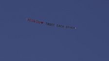 Il primo aereo è per Megan e Giulia: "MEG & GIU, TRUST EACH OTHER"