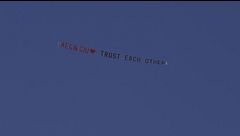 Il primo aereo è per Megan e Giulia: "MEG & GIU, TRUST EACH OTHER"