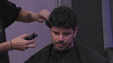 Tre fortunati VIP si godono una seduta dal barbiere