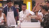 La preparazione della pizza montanara