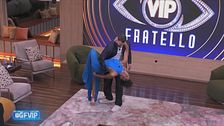 Megan e Andreas improvvisano una bachata in Salone