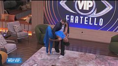 Megan e Andreas improvvisano una bachata in Salone