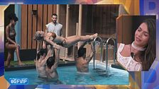 Le prove della coreografia in piscina e la gelosia delle VIP