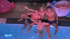 L'esibizione in piscina