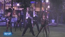 L'esibizione "Umbrella + Singin' in the rain"