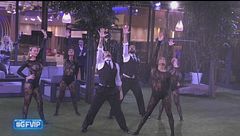 L'esibizione "Umbrella + Singin' in the rain"
