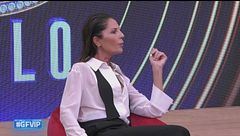 Marina prende posto sulla poltrona che scotta