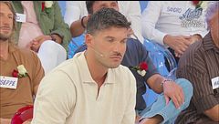 Giacomo: ''Martina, mostri così il tuo interesse?''