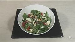 Insalata soncino,  asparagi, speck croccante e uova