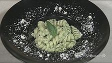Fusilli con pesto di zucchine e taleggio