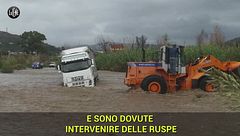 Dopo il crollo del ponte, camion in panne nel fiume Allaro