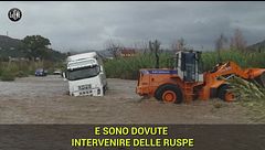 Dopo il crollo del ponte, camion in panne nel fiume Allaro