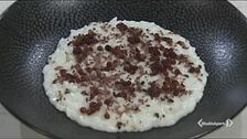 Risotto all'acqua di grana padano con perle di aceto balsamico e polvere di prosciutto crudo