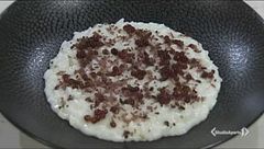 Risotto all'acqua di grana padano con perle di aceto balsamico e polvere di prosciutto crudo