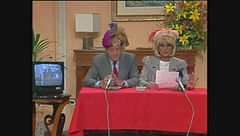 Sandra e Raimondo leggono l'oroscopo vestiti da indovini