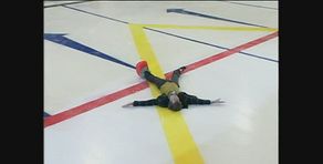 Le rovinose cadute di Marco Columbro sul ghiaccio