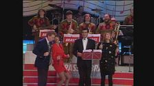 Claudio Lippi e Sabrina Salerno cantano i Beatles, ma nessuno sa le parole
