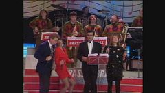 Claudio Lippi e Sabrina Salerno cantano i Beatles, ma nessuno sa le parole