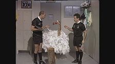 Gli arbitri preparano lo struzzo per il cenone di Natale