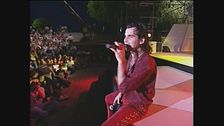 Piero Pelù si lancia sulla folla cantando "Regina di cuori"