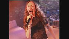 Marina Rei canta "La primavera" suonando le congas