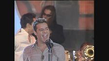 Ricky Martin canta "Livin' La Vida Loca"