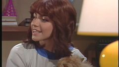 Licia e Mirko cantano una canzone della buonanotte per Andrea