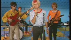 I Bee Hive cantano "Love Me Sempre Più"