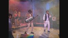 I Los Locos cantano "El Tiburon"