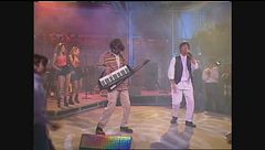 I Los Locos cantano "El Tiburon"