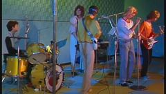 I Bee Hive cantano "Baciami Kiss Me With Love"