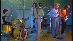 I Bee Hive cantano "Baciami Kiss Me With Love"