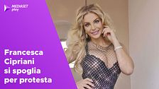 Francesca Cipriani si spoglia per protesta