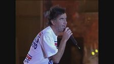 Un inedito Gene Gnocchi si scatena a Festivalbar '92 con la sua "Gettoni"