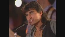 Ligabue canta "Balliamo Sul Mondo" a Festivalbar 1990