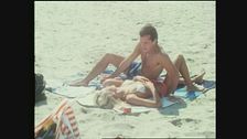 Il Commendator Zampetti e la sua amante scoprono Sharon al mare
