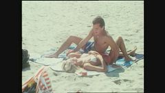 Il Commendator Zampetti e la sua amante scoprono Sharon al mare