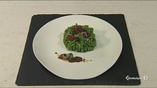 Fusilli con pesto di cime di rapa, menta, acciughe e pomodori secchi